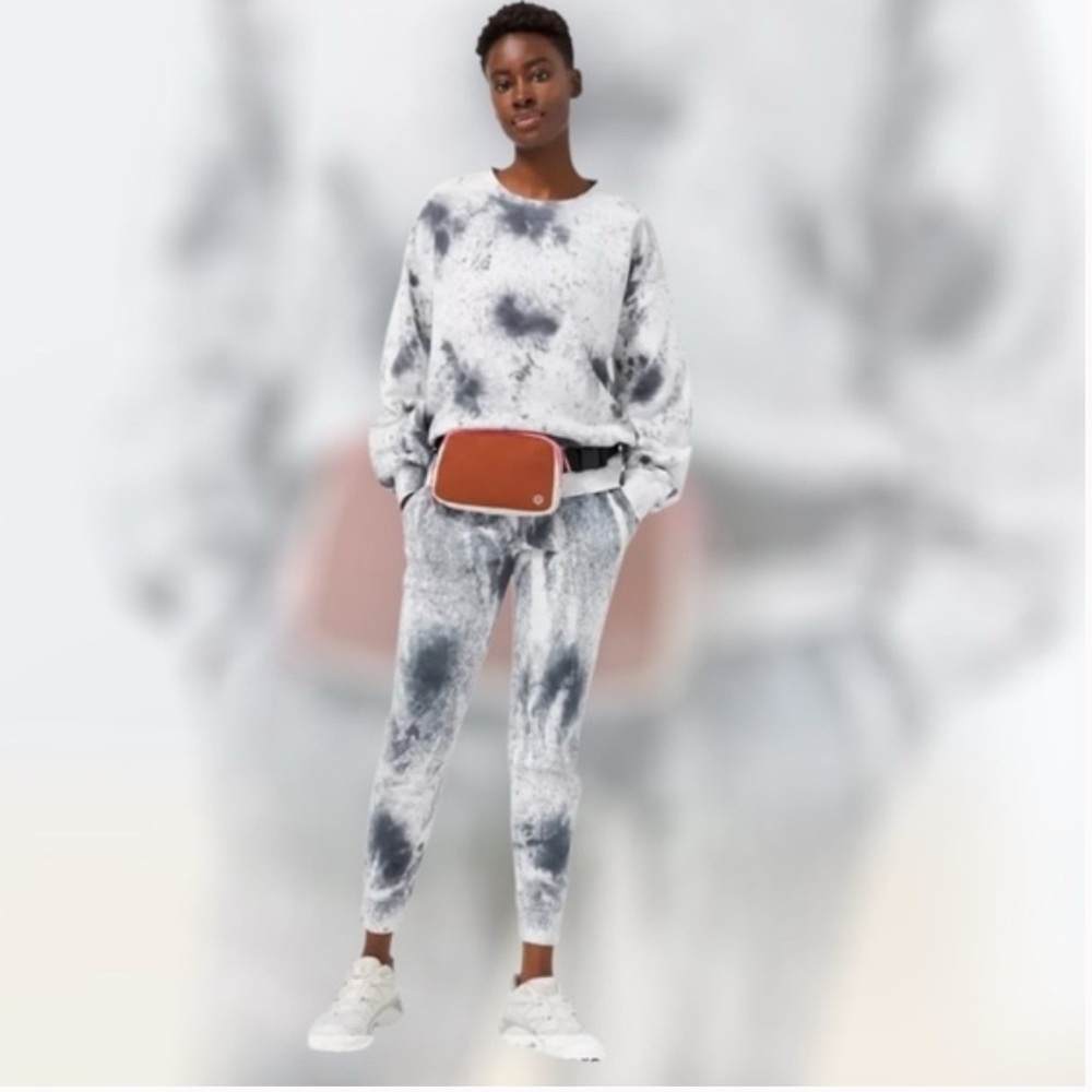LULULEMON PERFECTLY OVERSIZED CREW *TIE DYE IN MARBLE DYE CLASSIC NAVY SZ M